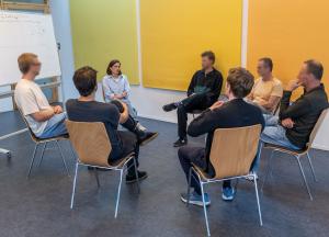 Menschen in einer Therapiestunde - Therapiezentrum Br&uuml;ckle