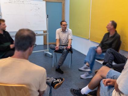 Menschen in einer Gespr&auml;chsrunde - Therapiezentrum Br&uuml;ckle