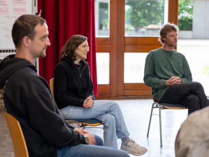 Mensche in einer Therapierunde - Therapiezentrum Br&uuml;ckle