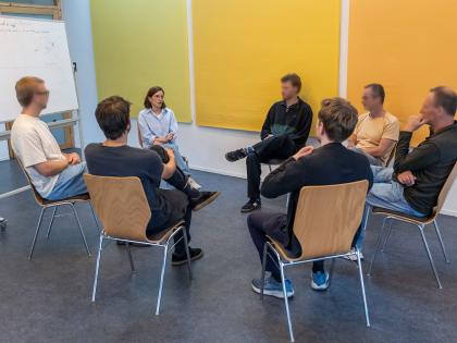 Menschen in einer Therapiestunde - Therapiezentrum Br&uuml;ckle